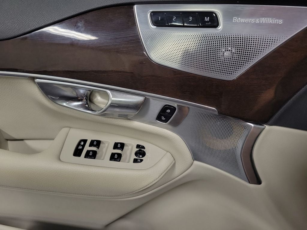 2016 Volvo XC90 T6 Momentum