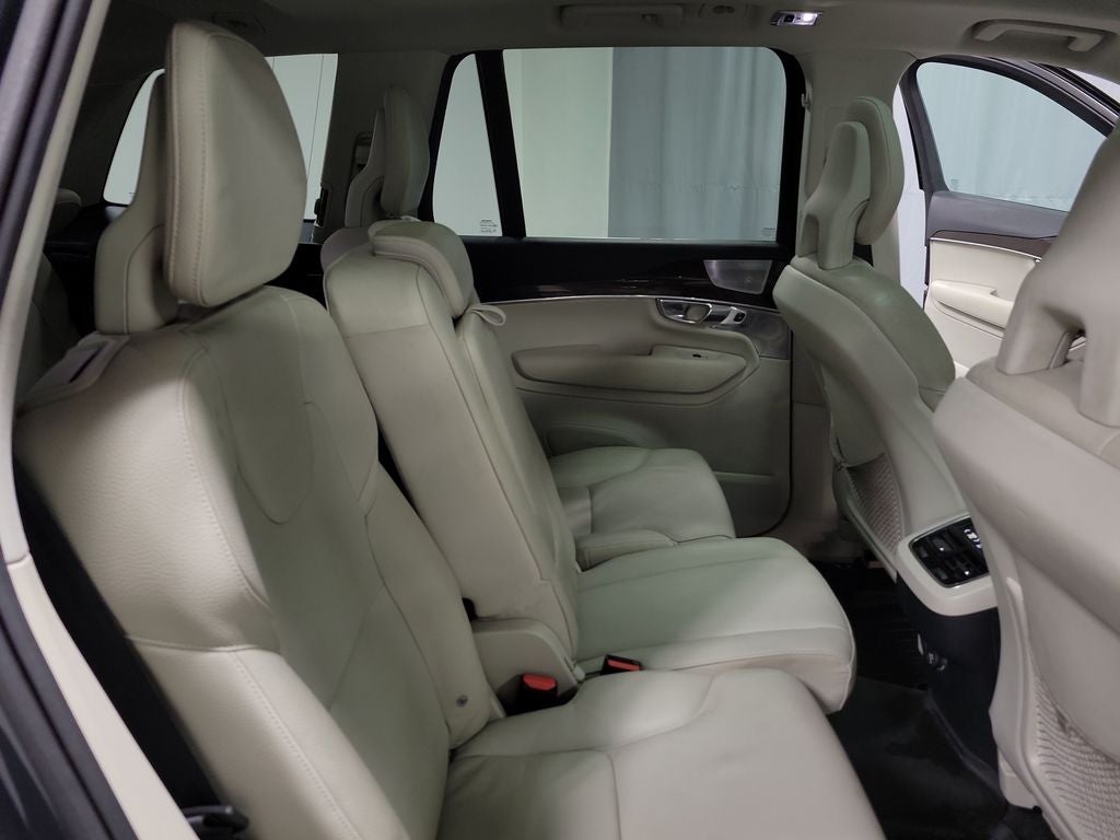 2016 Volvo XC90 T6 Momentum
