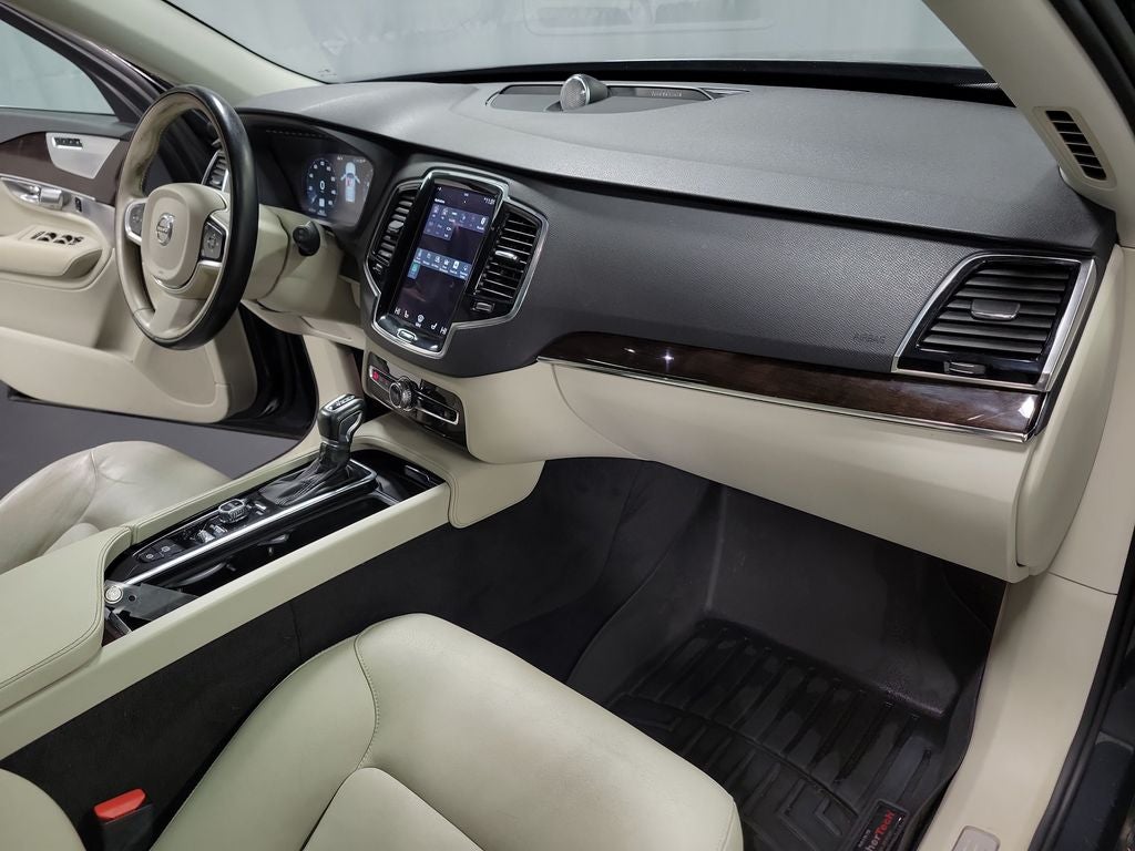 2016 Volvo XC90 T6 Momentum
