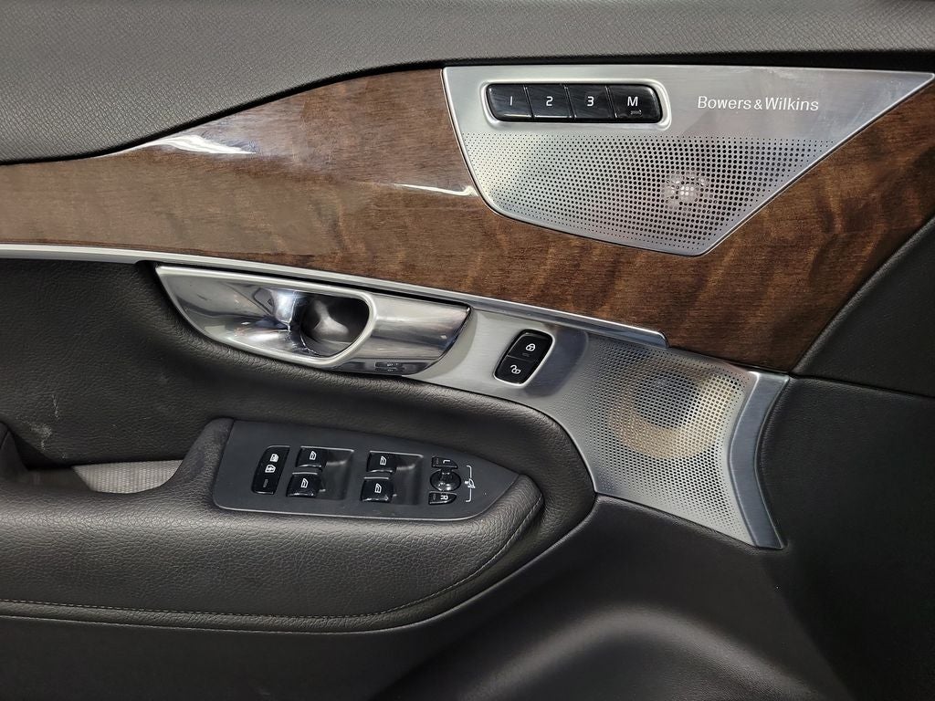 2016 Volvo XC90 T6 Momentum