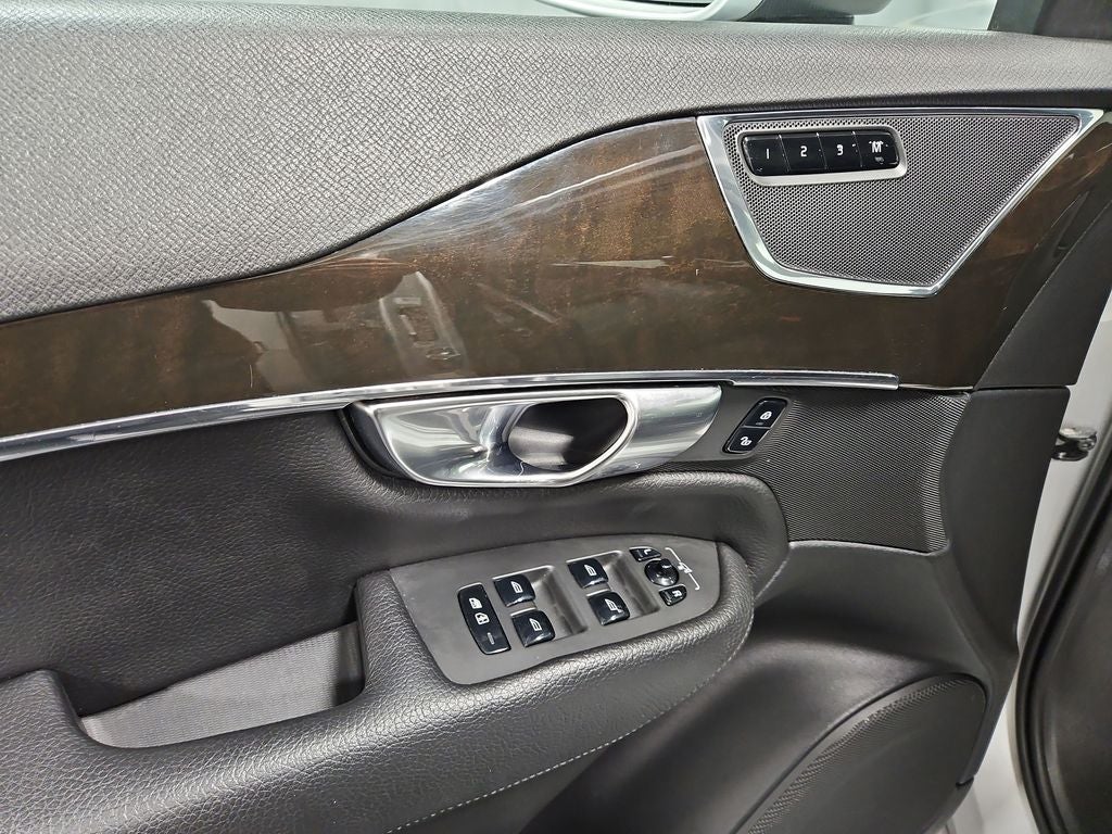 2018 Volvo XC90 T6 Momentum