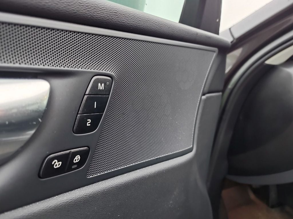 2023 Volvo XC60 Recharge Plug-In Hybrid T8 Core Bright Theme
