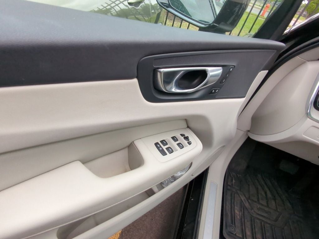 2023 Volvo XC60 B5 Plus Bright Theme