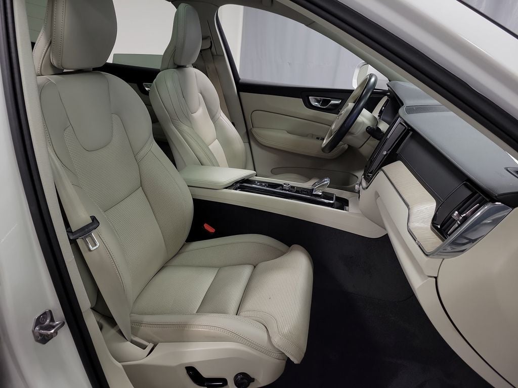 2022 Volvo XC60 B5 Inscription