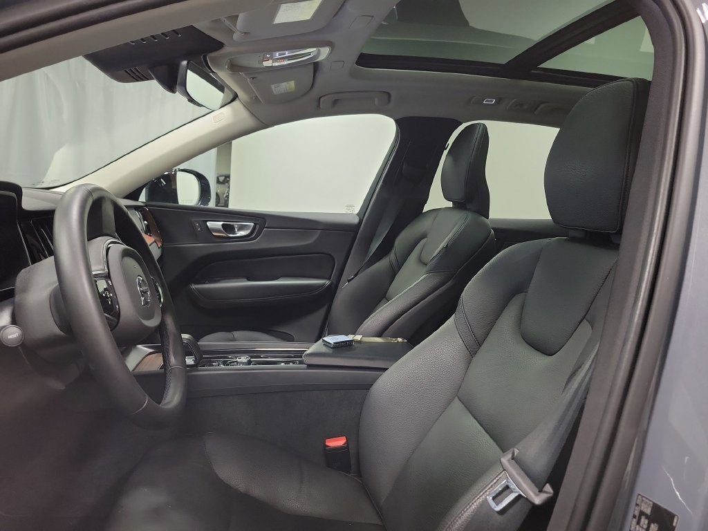 2024 Volvo XC60 B5 Plus Dark Theme
