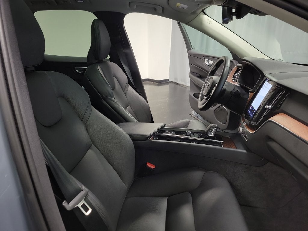 2024 Volvo XC60 B5 Plus Dark Theme