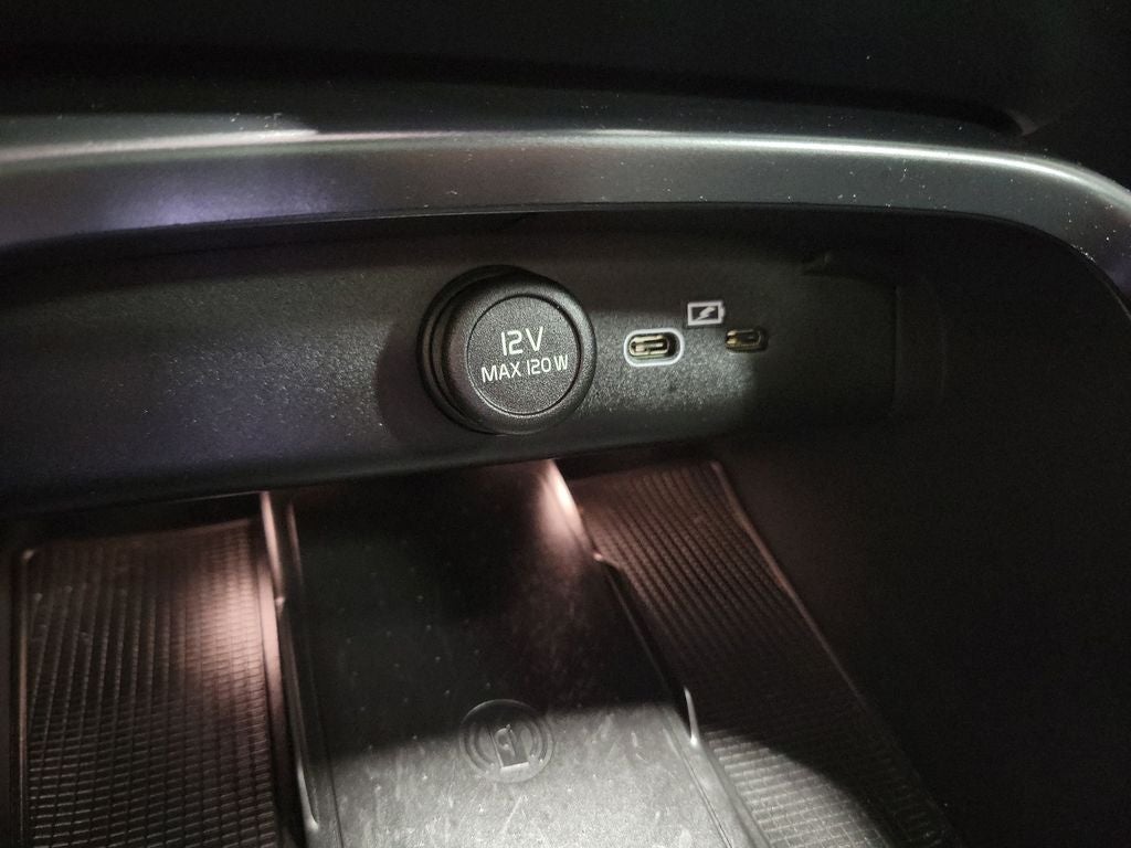 2024 Volvo XC40 B5 Plus Bright Theme