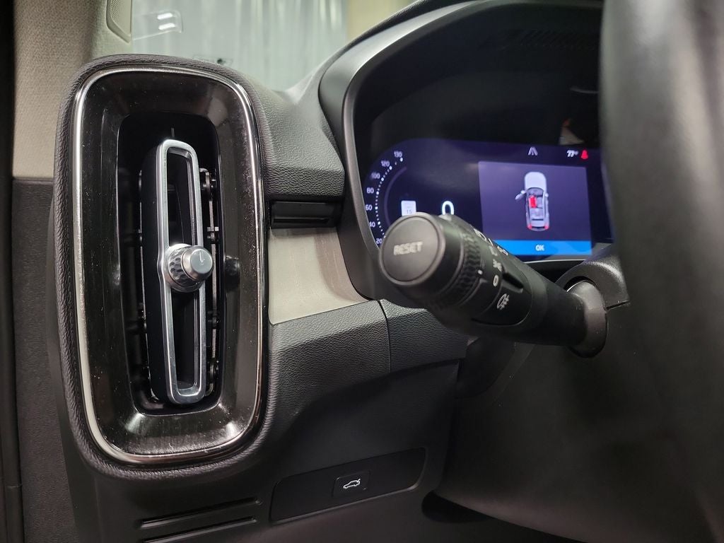2024 Volvo XC40 B5 Plus Bright Theme
