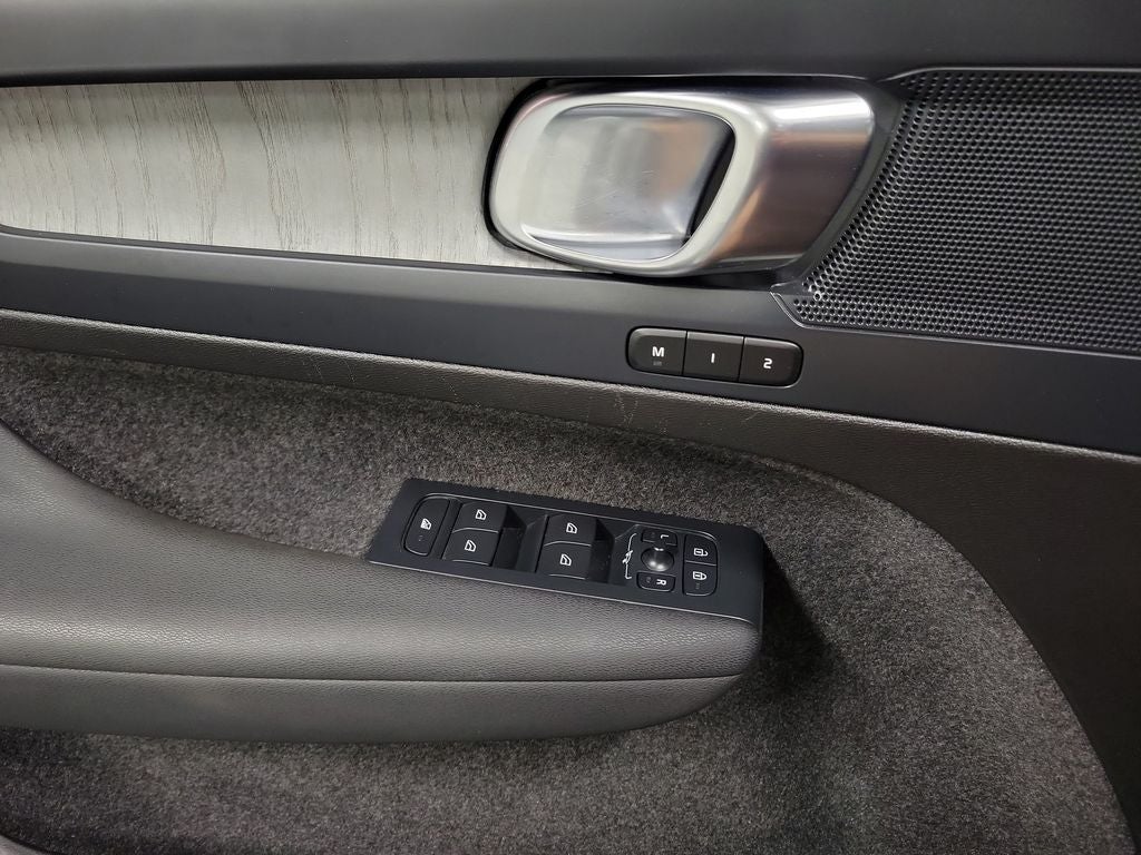 2024 Volvo XC40 B5 Plus Bright Theme