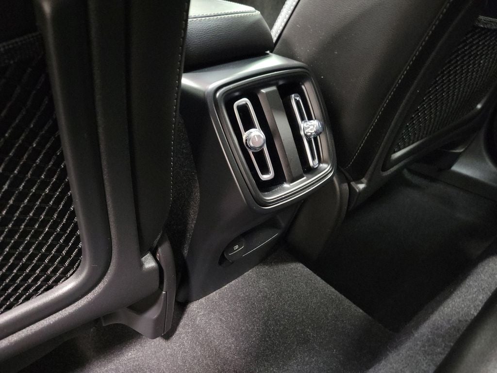 2024 Volvo XC40 B5 Plus Bright Theme