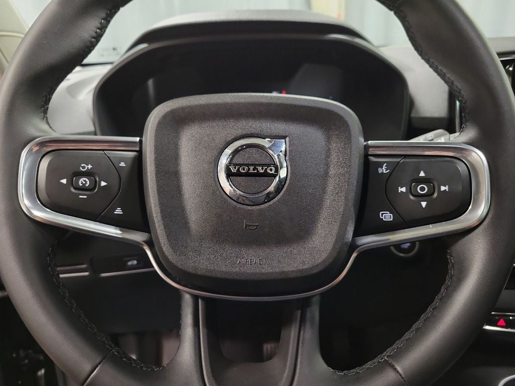 2023 Volvo XC40 B5 Plus Bright Theme