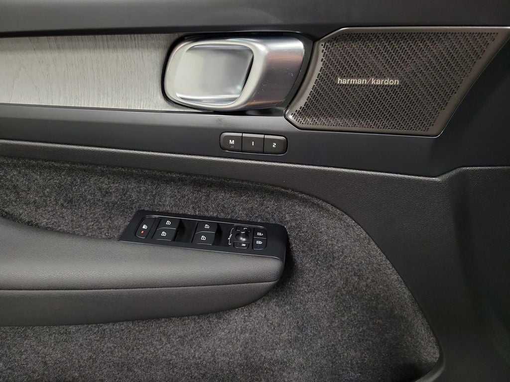 2023 Volvo XC40 B5 Plus Bright Theme