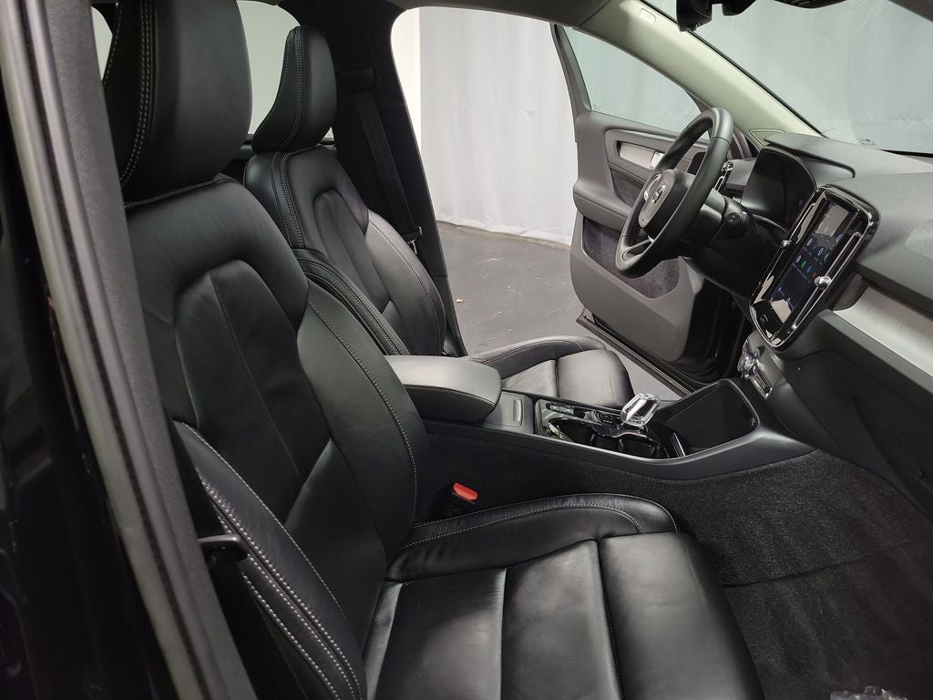 2023 Volvo XC40 B5 Plus Bright Theme