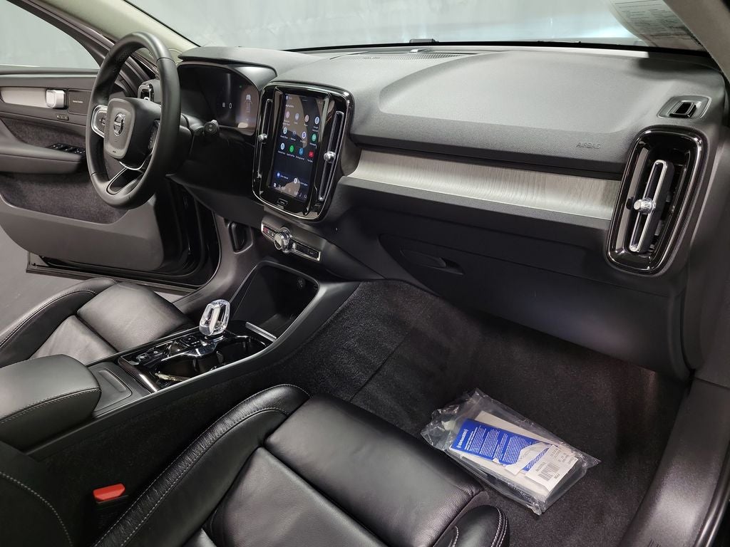 2023 Volvo XC40 B5 Plus Bright Theme